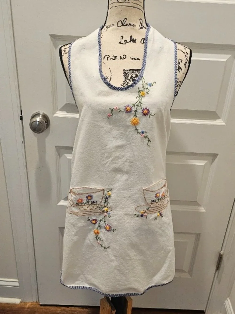 Vintage Embroidered Apron Tea Cup Teacup Pockets Flowers Floral EUC